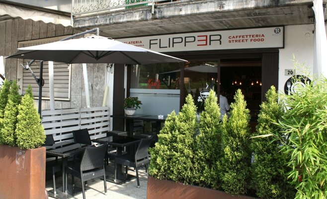 Esterno gelateria con posti a sedere