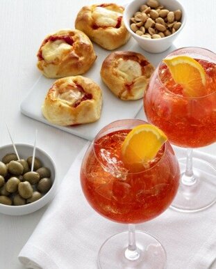 Aperitivo con Spritz e stuzzichini