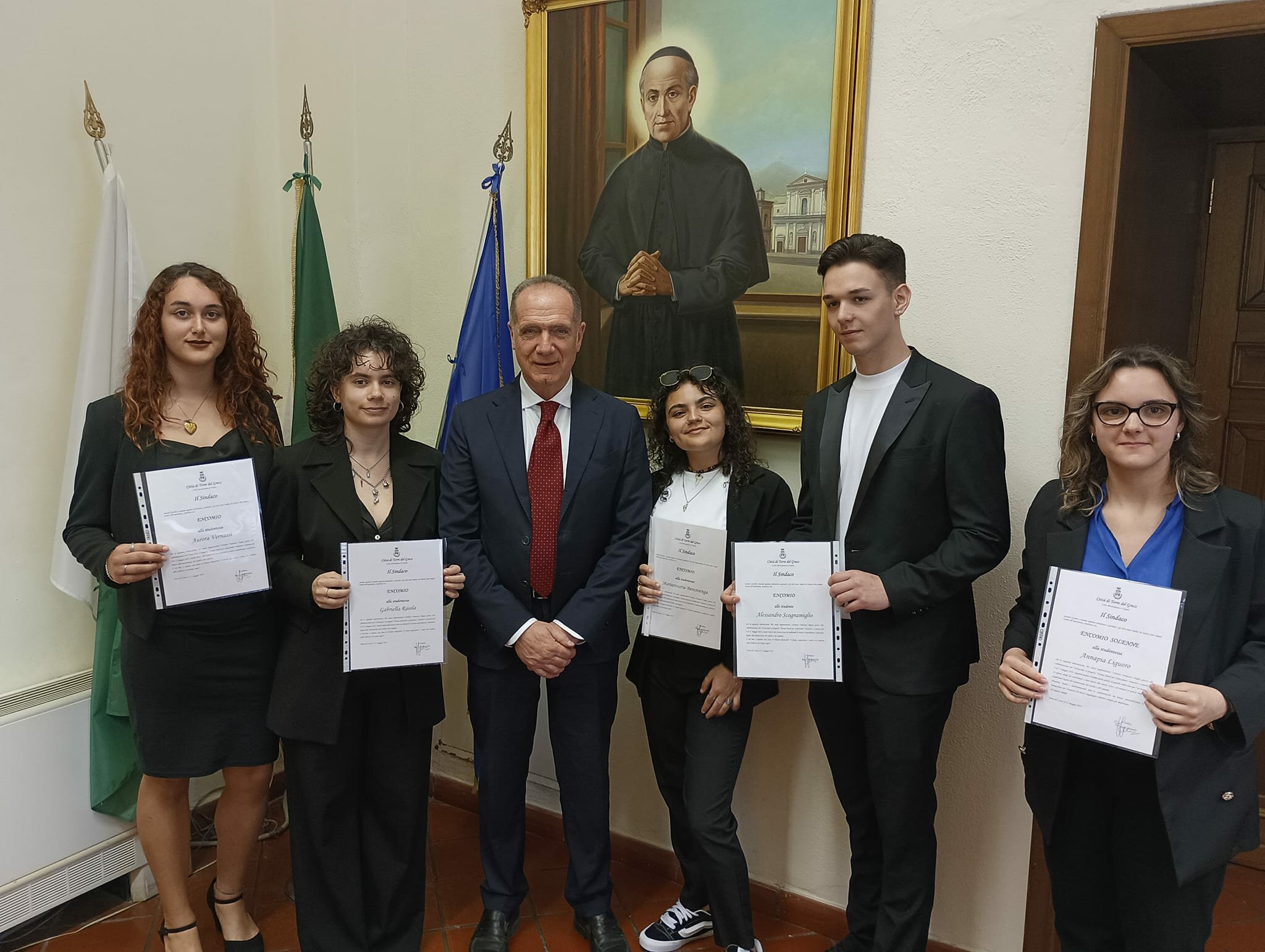 Encomio a 5 giovani studenti dell&rsquo;Istituto d'Istruzione Superiore "Francesco Degni" che hanno partecipato al progetto &ldquo;Donna Jewel X GemGen&egrave;ve&rdquo;,