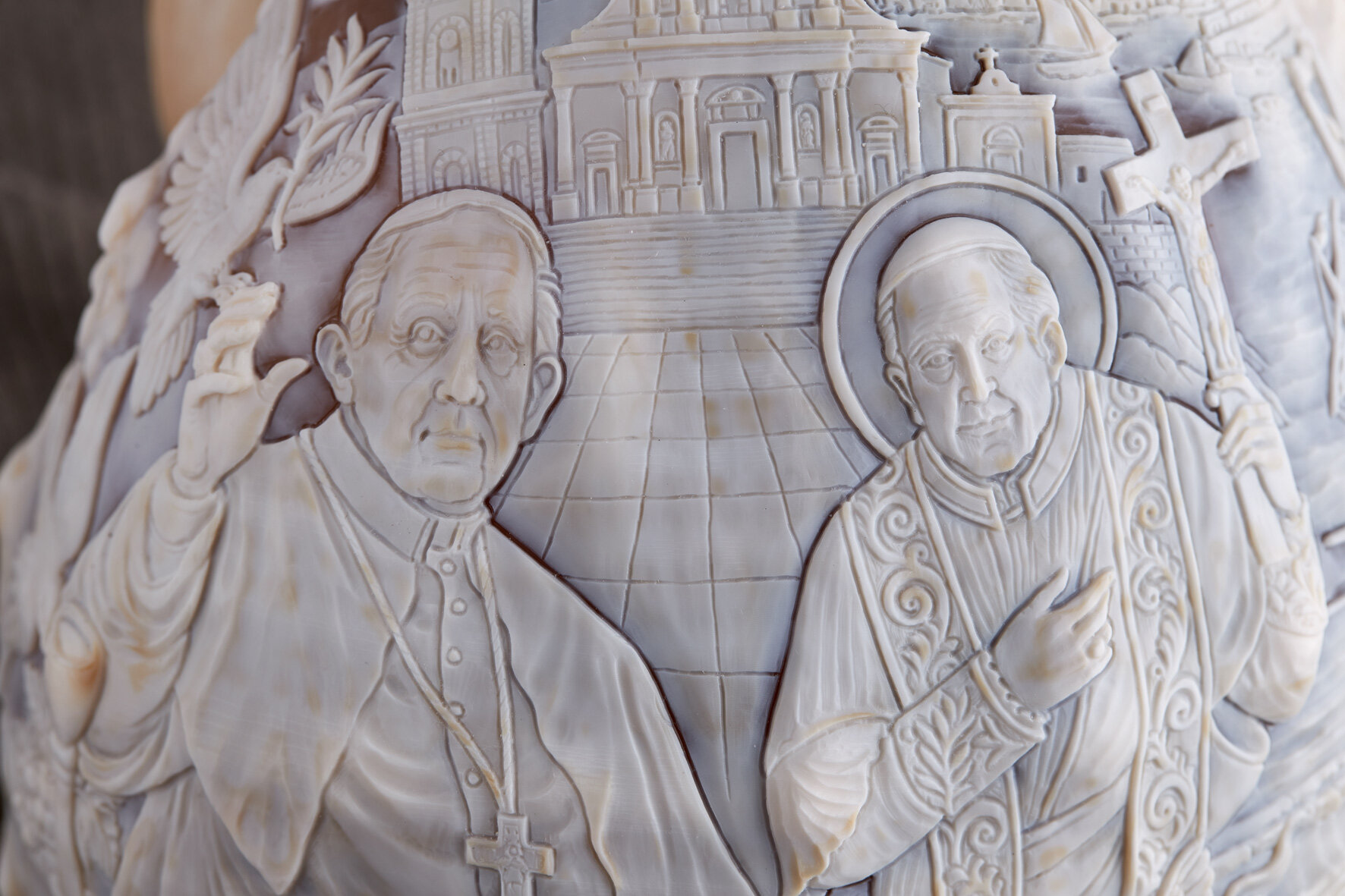 Al Santo Padre una conchiglia incisa con l’esempio operoso del Parroco Santo Al Santo Padre una conchiglia incisa con l’esempio operoso del Parroco Santo