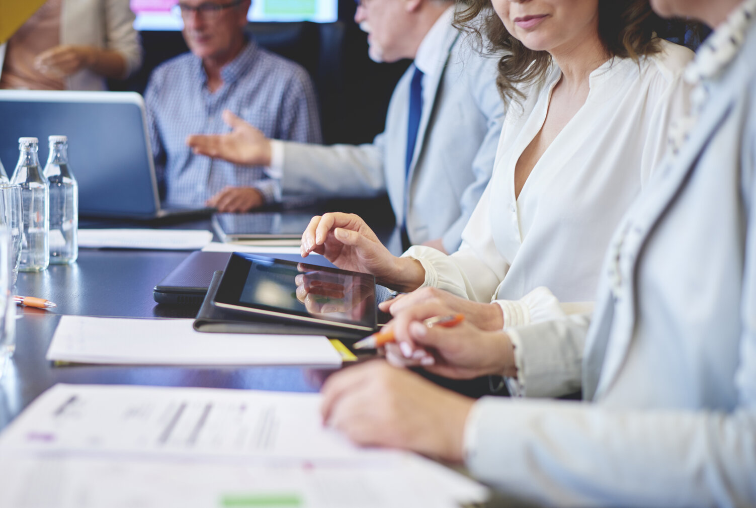 uomini-d-affari-che-utilizzano-tablet-digitale-riunione.jpeg uomini-d-affari-che-utilizzano-tablet-digitale-riunione.jpeg