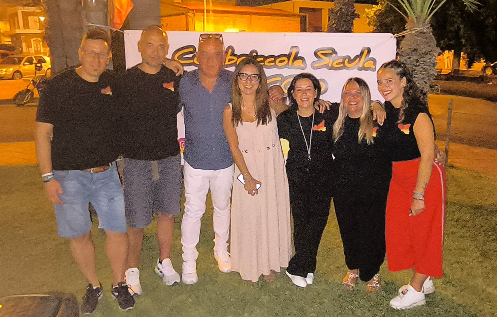 Scordia: al Wood Caf&eacute;, la Combriccola Sicula Vasco ha trasformato una serata estiva in un inno alla pace e alla solidariet&agrave;