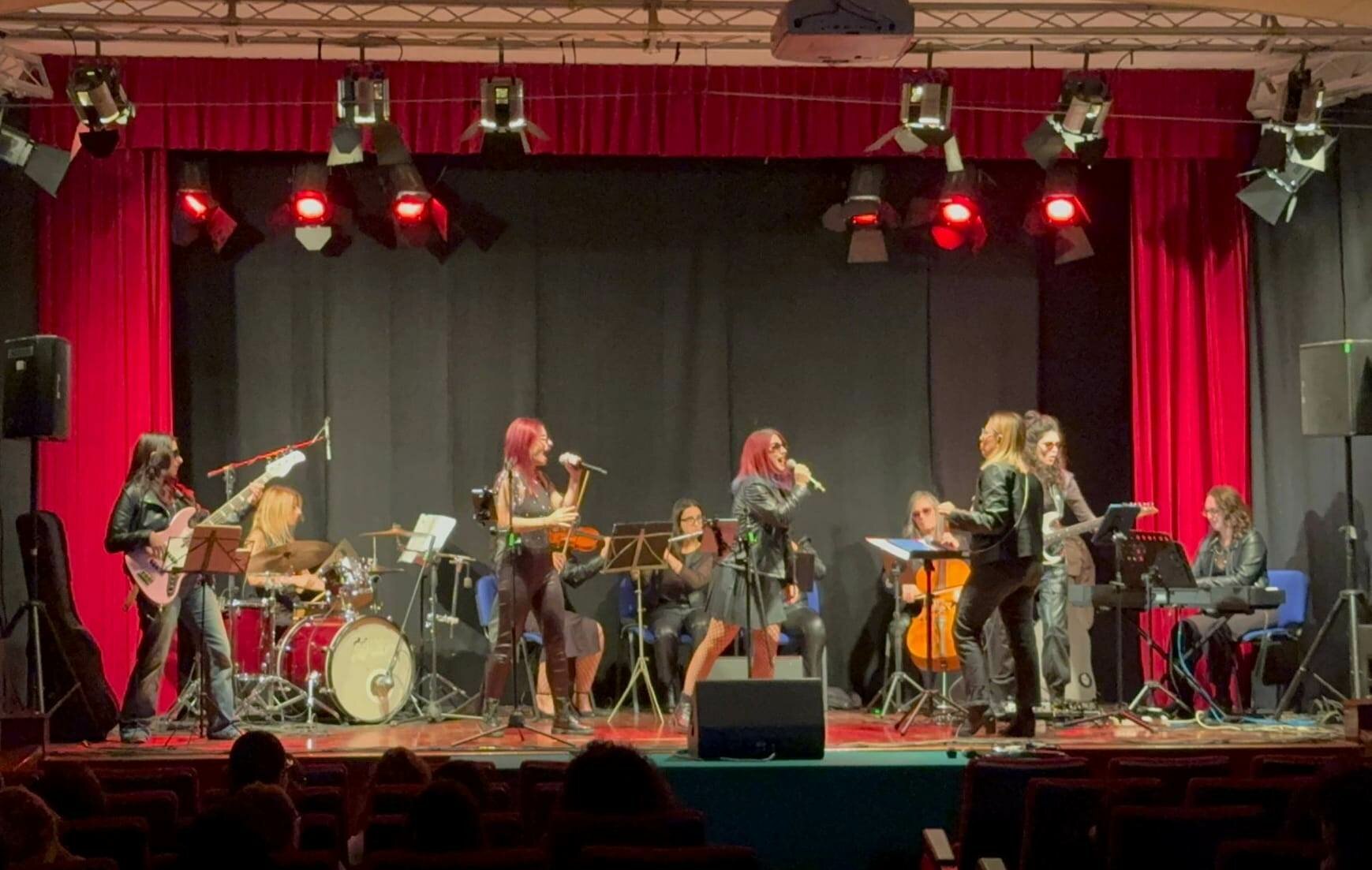 Oltre il palco: la Women Orchestra porta a scuola musica, diritti ed empowerment femminile Omaggio di un concerto agli studenti dell&rsquo;Istituto &ldquo;G. Salerno&rdquo; di Gangi