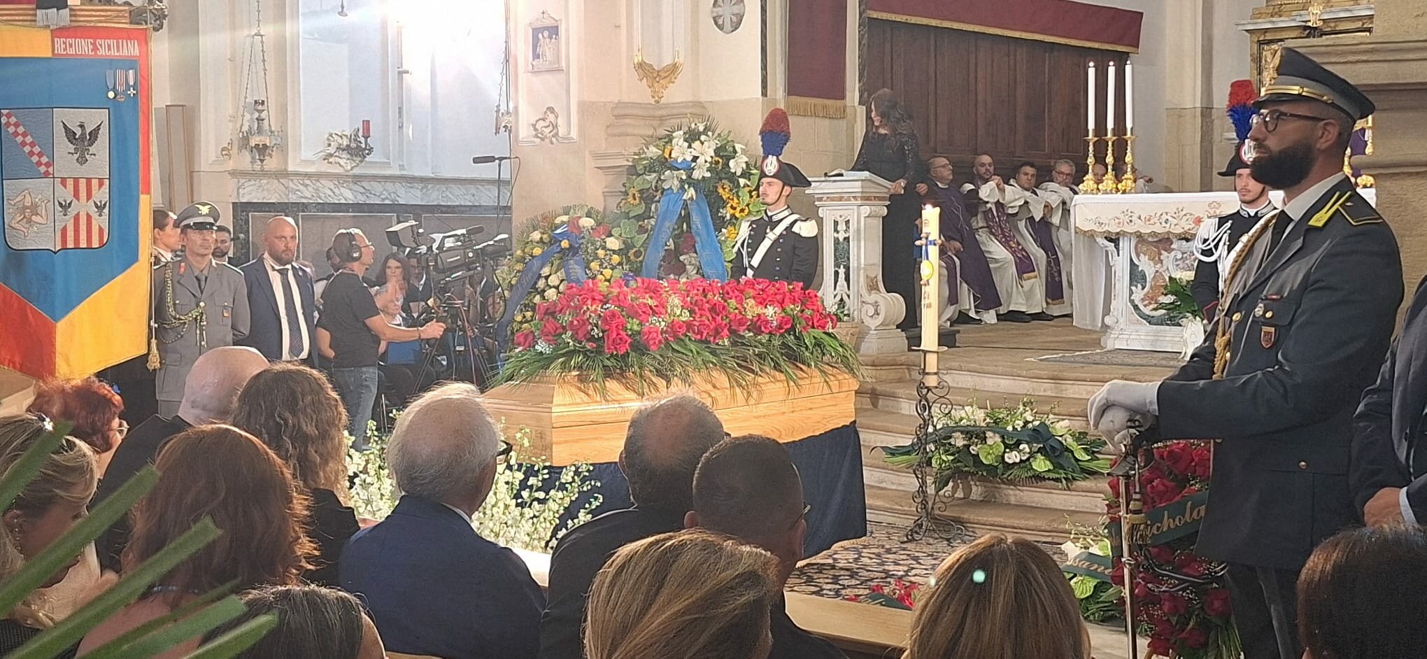 Con la morte di Pippo Baudo se ne va un pezzo della storia italiana. Un bagno di folla per l'ultimo addio a Militello in Val di Catania