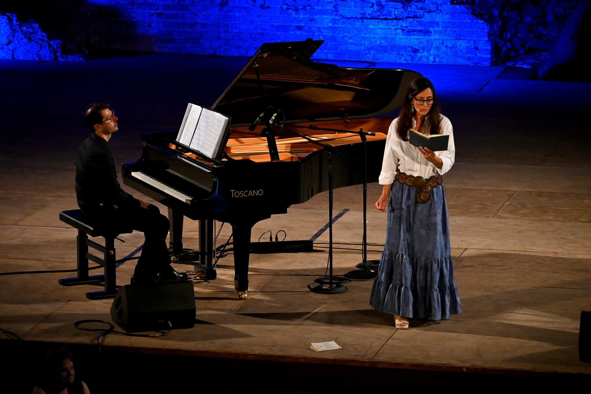 Taormina Arte, successo all’alba per “Svegliare il giorno”: Ambra Angiolini incanta il Teatro Antico