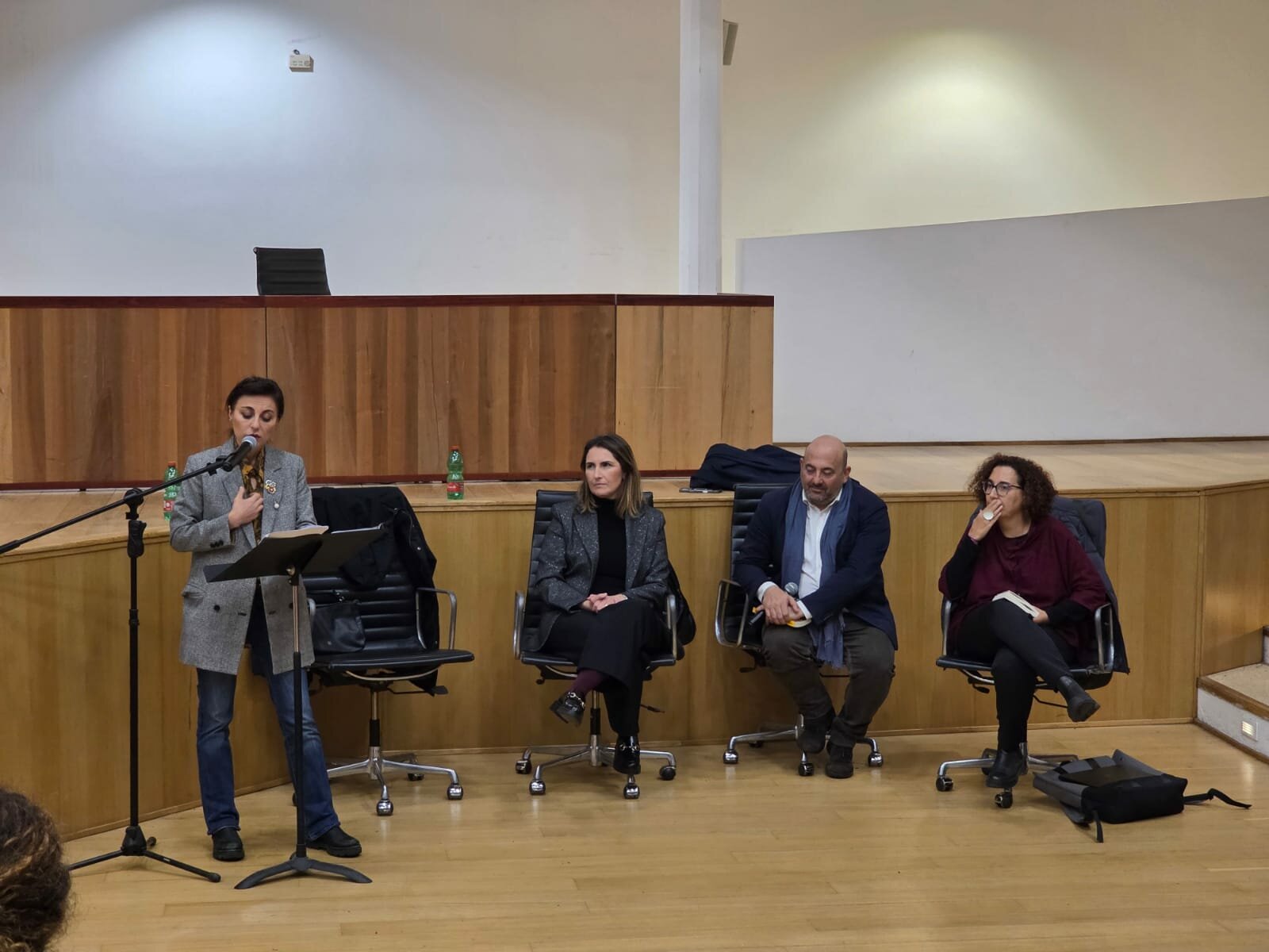 Grande successo al Monastero dei Benedettini: Cristina Cassar Scalia racconta il suo “Mandorla amara” tra libri, tv e cinema
