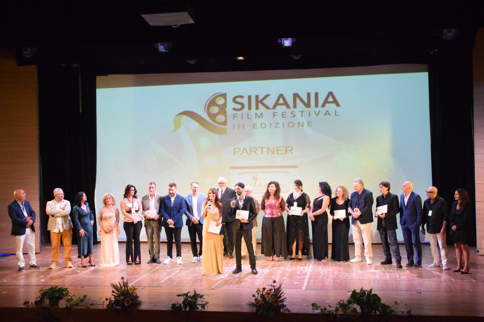 Sikania Film Festival 2025: trionfo di cinema, musica e giovani talenti al Teatro Nelson Mandela di Misterbianco