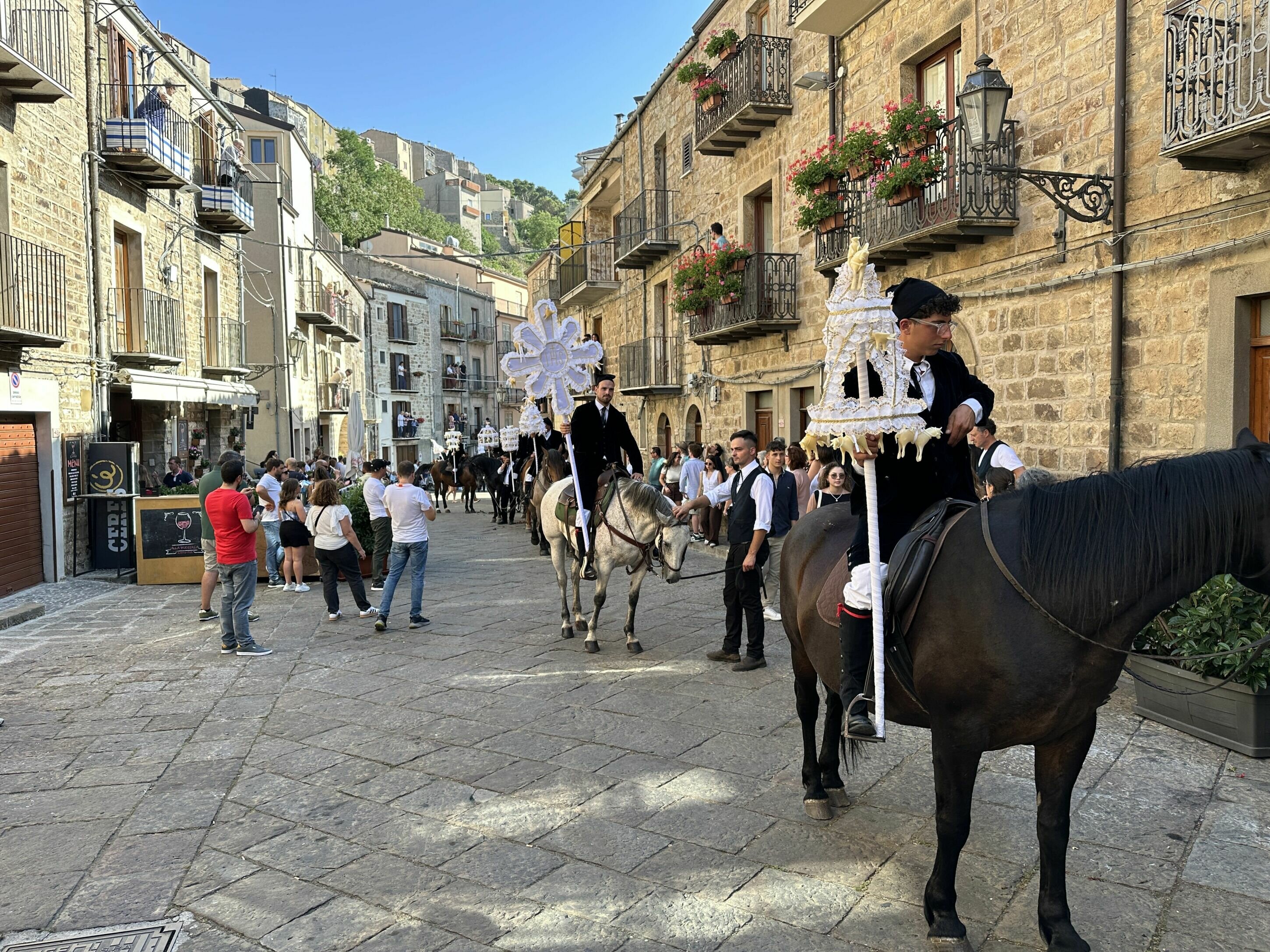 Geraci Siculo a cavallo nel tempo: la Carvaccata dei Pastori emoziona dopo 14 anni