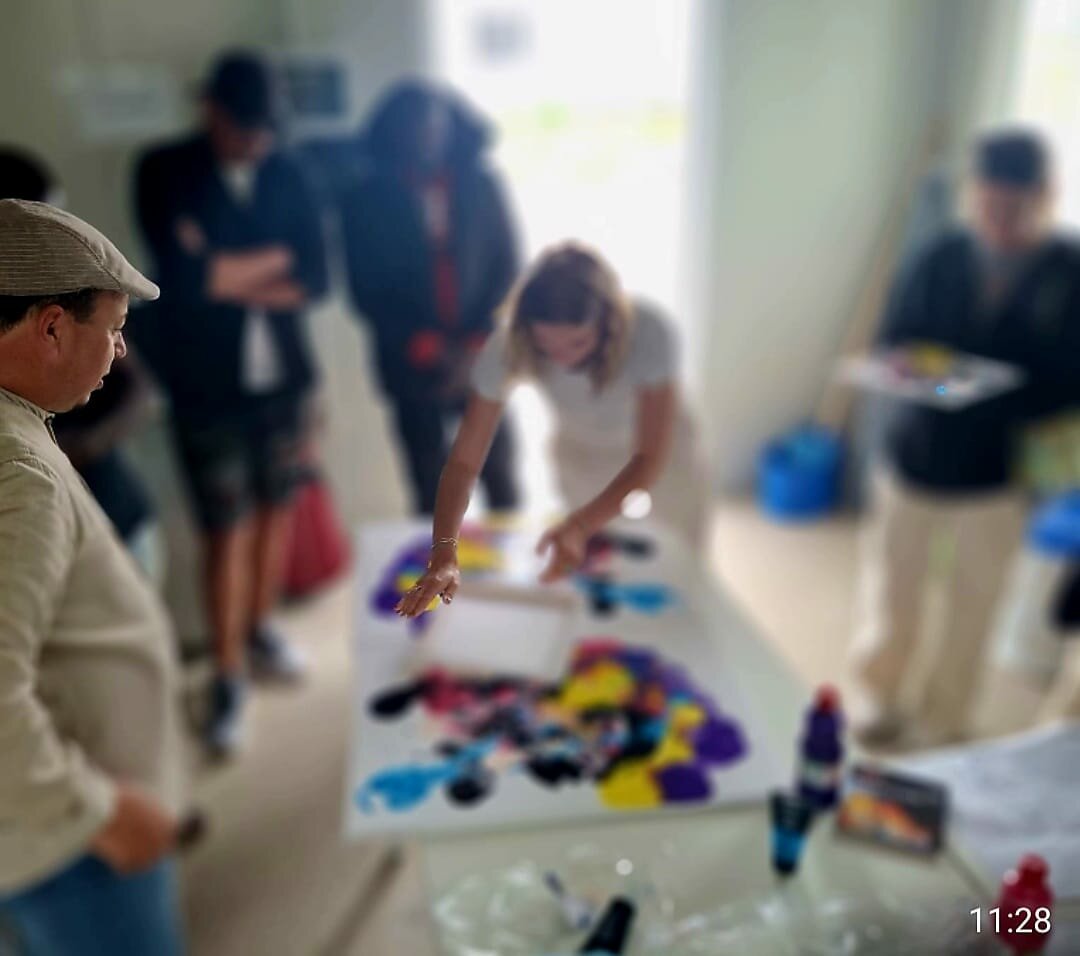 Arte e musicoterapia all’ostello: creatività, inclusione e benessere emotivo in un laboratorio interculturale