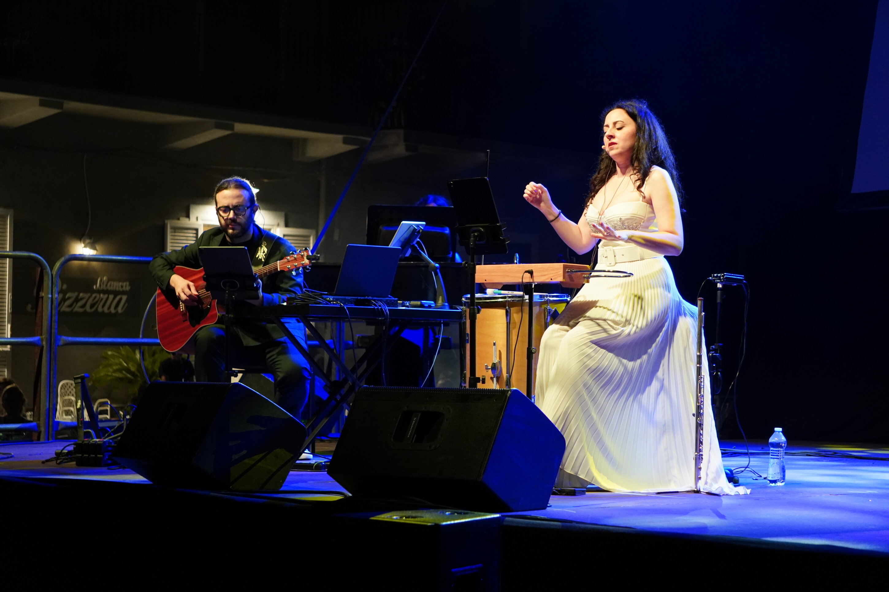 Aci Castello, il respiro del theremin incanta Piazza Castello: Lina Gervasi tra cinema e visioni &ldquo;oltre lo specchio&rdquo;
