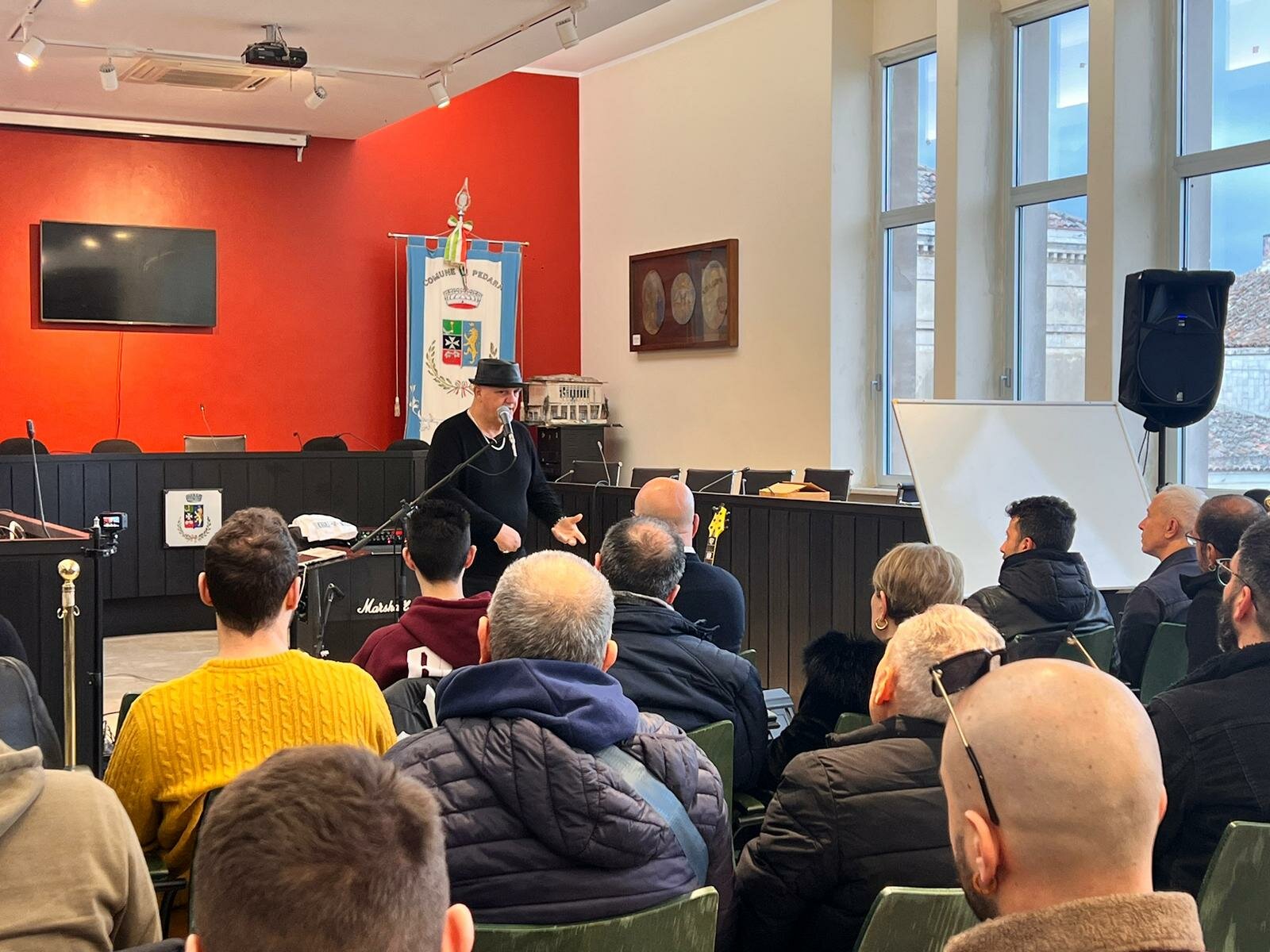 Masterclass a Pedara con Frank Gambale: il chitarrista leggenda intervistato in esclusiva. Racconto completo nel numero cartaceo di aprile di Sudpress