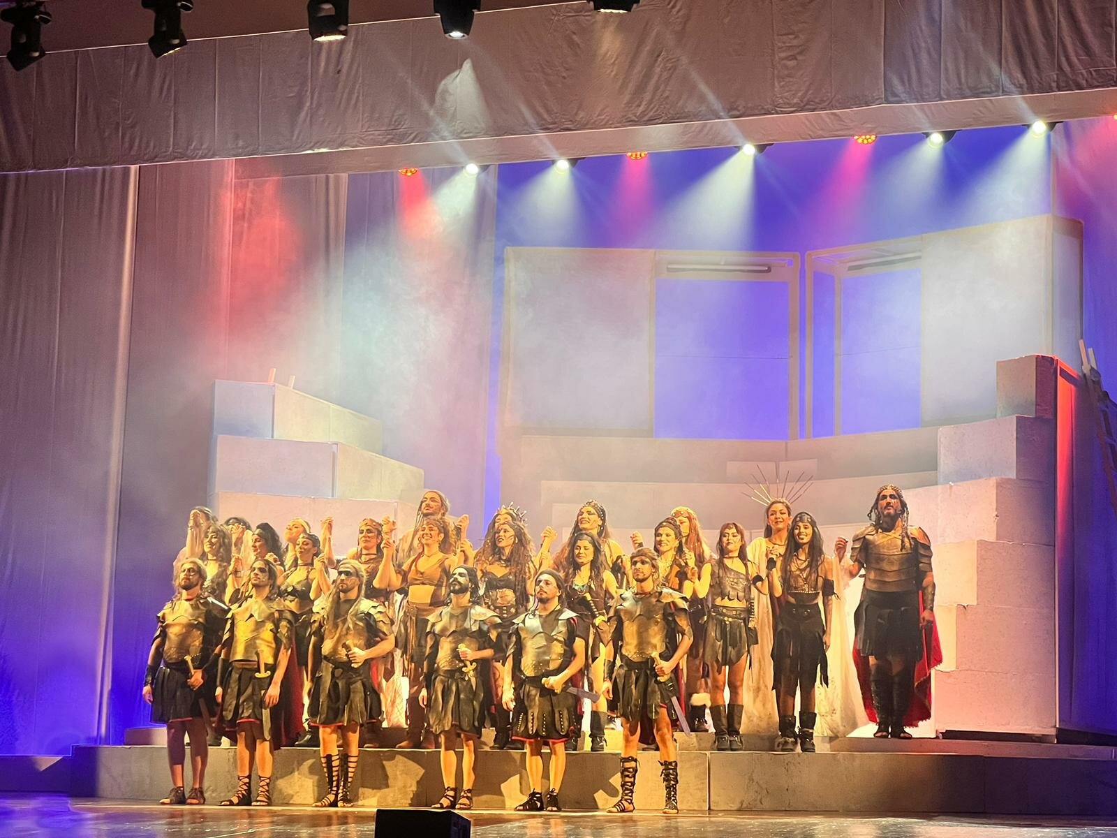 “La Città delle Amazzoni” conquista il Metropolitan: un musical potente da vivere tutto d’un fiato