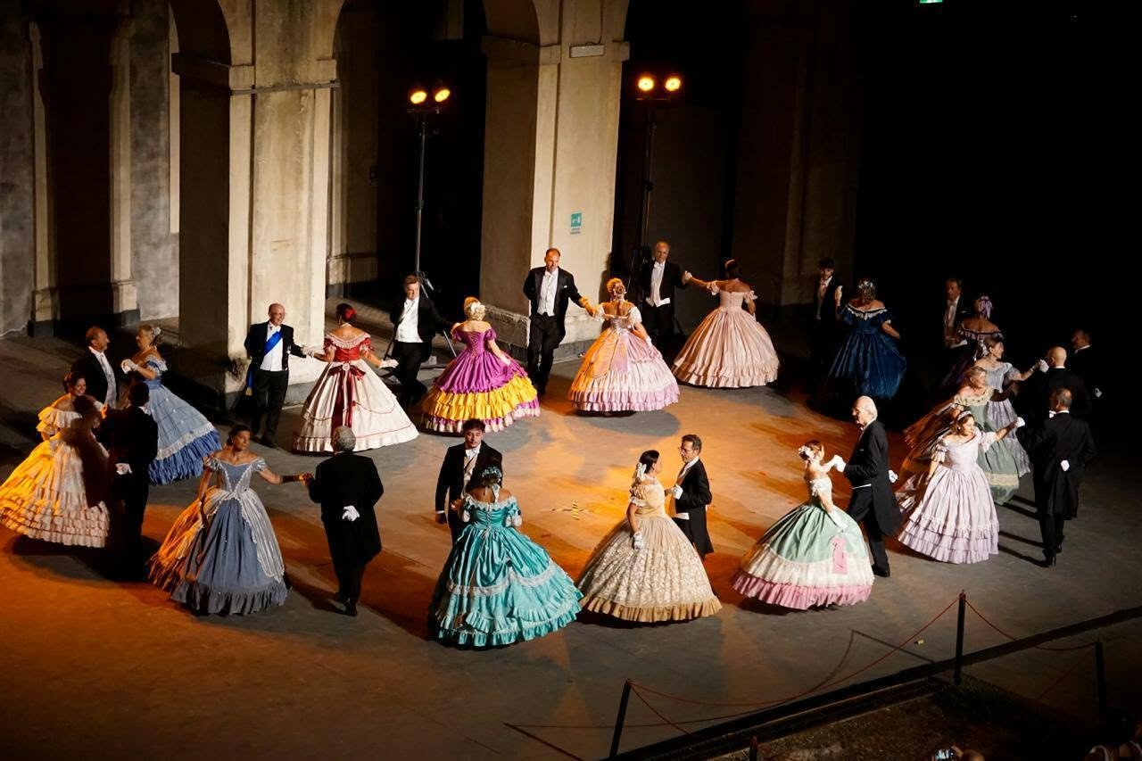 Danzando l’Ottocento conquista il Cortile Platamone: grande successo nel segno della gentilezza