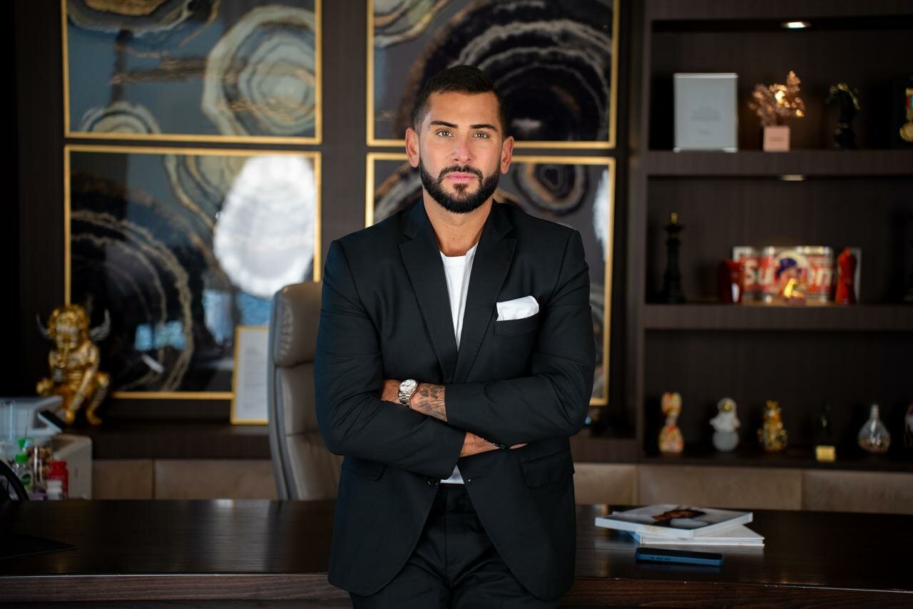 Christian Marzullo e il suo libro &ldquo;AVE&rdquo;: un viaggio che da Dubai torna in Sicilia
