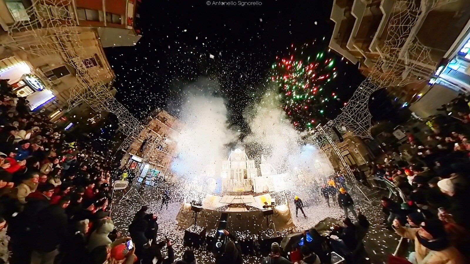 Belpasso, Spaccata dei Carri di Santa Lucia: tradizione, emozione e spettacolo per una comunit&agrave; in festa