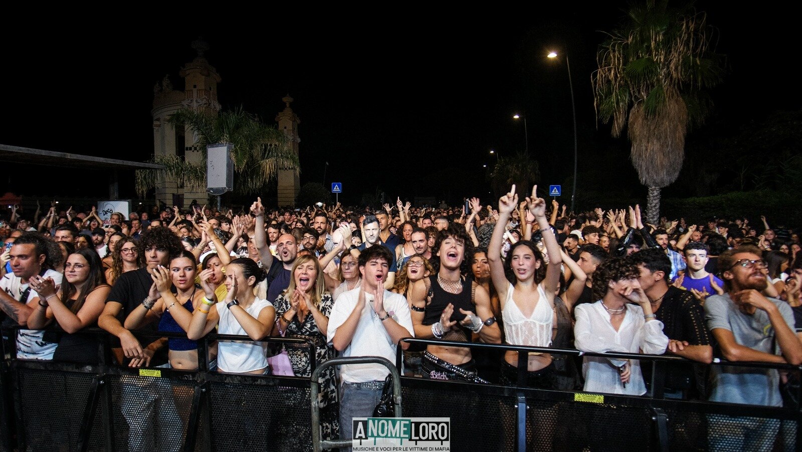Gli artisti di A Nome Loro conquistano Mondello e ricordano anche Gaza. Grande partecipazione alla prima serata della maratona culturale contro la mafia