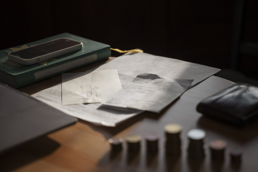 Scrivania con documenti, monete e telefono Scrivania con documenti, monete e telefono