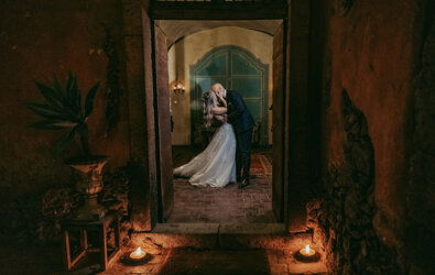 Luxury Sicilian wedding couple kissing in elegant venue
