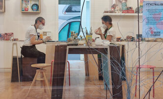 eyJmciI6IkRldXggcGVyc29ubmVzIHBvcnRhbnQgZGVzIG1hc3F1ZXMgZmEmI3hFNztvbm5hbnQgZGUgbCYjeDI3O2FyZ2lsZSBkYW5zIHVuIGF0ZWxpZXIgZCYjeDI3O2FydCJ9