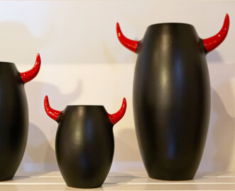 eyJmciI6IlZhc2VzIGVuIGMmI3hFOTtyYW1pcXVlIG5vaXJlIGF2ZWMgZGVzIHBvaWduJiN4RTk7ZXMgcm91Z2VzIGVuIGZvcm1lIGRlIGNvcm5lcyBkYW5zIHVuIGF0ZWxpZXIgZCYjeDI3O2FydCJ9