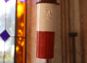 eyJmciI6IlNjdWxwdHVyZSBjb2xvciYjeEU5O2UgZW4gZm9ybWUgZGUgdmlzYWdlIGF2ZWMgdW4gY2hhcGVhdSBkZXZhbnQgdW5lIGZlbiYjeEVBO3RyZSBjb2xvciYjeEU5O2UifQ==