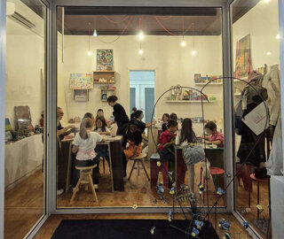 eyJlcyI6IlRhbGxlciBkZSBhcnRlIGNvbiBuaSYjeEYxO29zIHBhcnRpY2lwYW5kbyBlbiBhY3RpdmlkYWRlcyBjcmVhdGl2YXMgZGVudHJvIGRlIHVuIGVzcGFjaW8gYXJ0JiN4RUQ7c3RpY28uIn0=