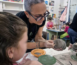 eyJlcyI6IkNsYXNlIGRlIGNlciYjeEUxO21pY2EgY29uIG5pJiN4RjE7b3MgYXByZW5kaWVuZG8geSBjcmVhbmRvIGVuIHVuIHRhbGxlciBhcnQmI3hFRDtzdGljbywgZGVzdGFjYW5kbyBwYXNpJiN4RjM7biB5IGNyZWF0aXZpZGFkLiJ9