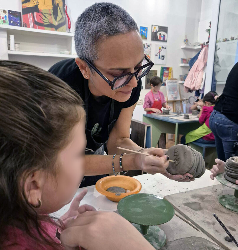 eyJmciI6IlVuIGF0ZWxpZXIgY3ImI3hFOTthdGlmIG8mI3hGOTsgdW4gZW5zZWlnbmFudCBhaWRlIHVuZSBlbmZhbnQgJiN4RTA7IG1vZGVsZXIgbCYjeDI3O2FyZ2lsZSwgYXZlYyBkJiN4Mjc7YXV0cmVzIGVuZmFudHMgZW4gYXJyaSYjeEU4O3JlLXBsYW4uIn0=