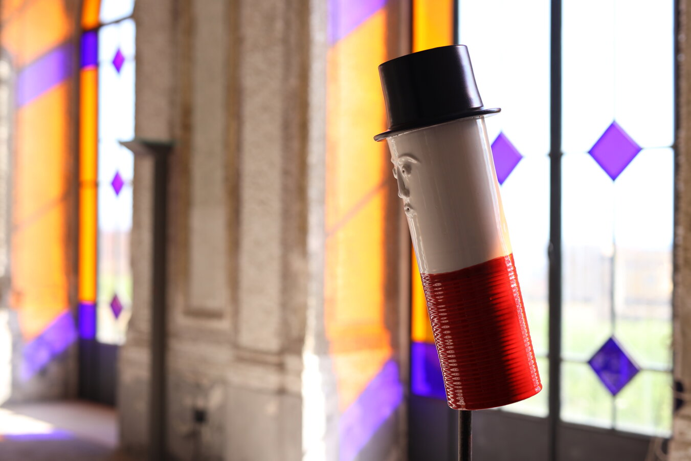 eyJmciI6IlNjdWxwdHVyZSBjb2xvciYjeEU5O2UgcmVwciYjeEU5O3NlbnRhbnQgdW4gdmlzYWdlIGF2ZWMgdW4gY2hhcGVhdSwgc2l0dSYjeEU5O2UgZGV2YW50IHVuZSB2aXRyZSBtdWx0aWNvbG9yZS4ifQ==