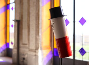 eyJmciI6IlNjdWxwdHVyZSBtb2Rlcm5lIGQmI3gyNzt1bmUgdCYjeEVBO3RlIGF2ZWMgdW4gY2hhcGVhdSBkYW5zIHVuIGVudmlyb25uZW1lbnQgY29sb3ImI3hFOTsifQ==