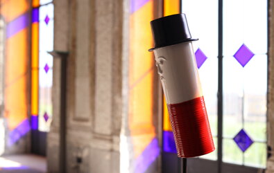 eyJmciI6IlNjdWxwdHVyZSBjb250ZW1wb3JhaW5lIGF2ZWMgdmlzYWdlIHN1ciBjYW5uZSBkYW5zIHVuIGF0ZWxpZXIgZCYjeDI3O2FydCBjb2xvciYjeEU5OyJ9