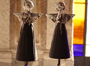 eyJmciI6IkRldXggc2N1bHB0dXJlcyBkJiN4Mjc7YW5nZXMgZW4gYyYjeEU5O3JhbWlxdWUgZXhwb3MmI3hFOTtlcyBkYW5zIHVuIGF0ZWxpZXIgZCYjeDI3O2FydC4ifQ==