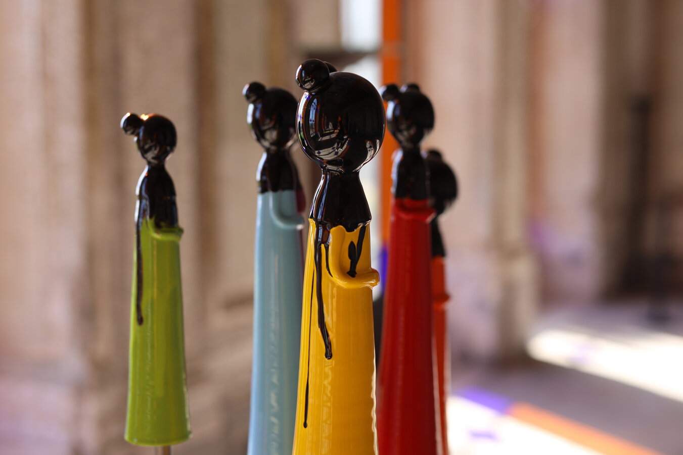 eyJmciI6IlNjdWxwdHVyZXMgY29sb3ImI3hFOTtlcyBlbiBjJiN4RTk7cmFtaXF1ZSByZXByJiN4RTk7c2VudGFudCBkZXMgcGVyc29ubmFnZXMgc3R5bGlzJiN4RTk7cyBkYW5zIHVuIGF0ZWxpZXIgZCYjeDI3O2FydCBjciYjeEU5O2F0aWYuIn0=