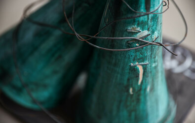 eyJmciI6IkNvbmVzIGVuIGFyZ2lsZSB2ZXJ0ZSBhdmVjIGZpbHMgbSYjeEU5O3RhbGxpcXVlcywgYXRlbGllciBkJiN4Mjc7YXJ0In0=