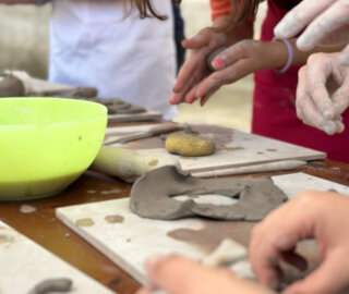 eyJlcyI6Ik1hbm9zIGNyZWFuZG8gZmlndXJhcyBkZSBjZXImI3hFMTttaWNhLCBwYXNpJiN4RjM7biB5IGNyZWF0aXZpZGFkIn0=