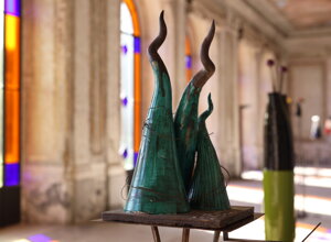 eyJmciI6IlNjdWxwdHVyZSBjb250ZW1wb3JhaW5lIGVuIGFyZ2lsZSB2ZXJ0ZSBkYW5zIHVuIGF0ZWxpZXIgYXZlYyBmZW4mI3hFQTt0cmVzIGNvbG9yJiN4RTk7ZXMifQ==