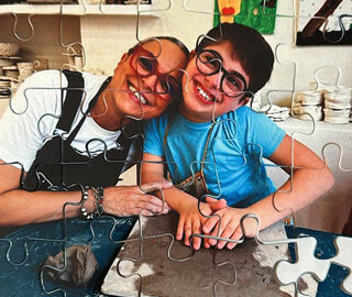 eyJlcyI6IlBlcnNvbmEgYWR1bHRhIHkgbmkmI3hGMTtvIHNvbnJpZW50ZXMgZW5zYW1ibGFkb3MgZW4gdW4gcm9tcGVjYWJlemFzIGVuIHVuIHRhbGxlciBkZSBjZXImI3hFMTttaWNhIn0=