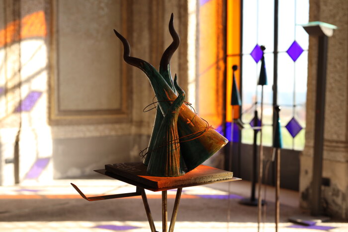 eyJmciI6IlNjdWxwdHVyZSBhcnRpc3RpcXVlIGVuIHZlcnJlIGF2ZWMgbHVtaSYjeEU4O3JlIGNvbG9yJiN4RTk7ZSAmI3hFMDsgdHJhdmVycyB2aXRyYWlsIn0=