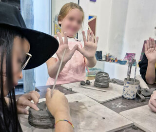 eyJlcyI6Ik5pJiN4RjE7b3MgcGFydGljaXBhbmRvIGVuIHVuIHRhbGxlciBkZSBjZXImI3hFMTttaWNhLCBtb3N0cmFuZG8gZW50dXNpYXNtbyB5IGNyZWF0aXZpZGFkLiJ9