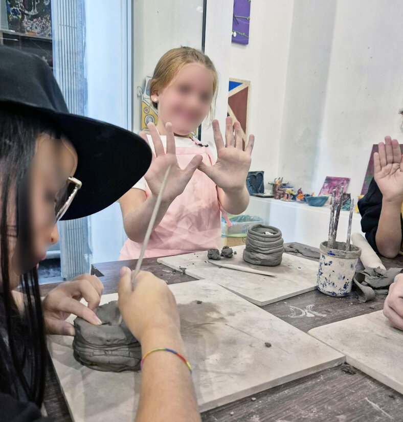 eyJmciI6IkVuZmFudHMgY3ImI3hFOTthbnQgZGVzIHNjdWxwdHVyZXMgZW4gYXJnaWxlIGRhbnMgdW4gYXRlbGllciBhcnRpc3RpcXVlLCBtb250cmFudCBsYSBwYXNzaW9uIGV0IGxhIGNyJiN4RTk7YXRpdml0JiN4RTk7LiJ9