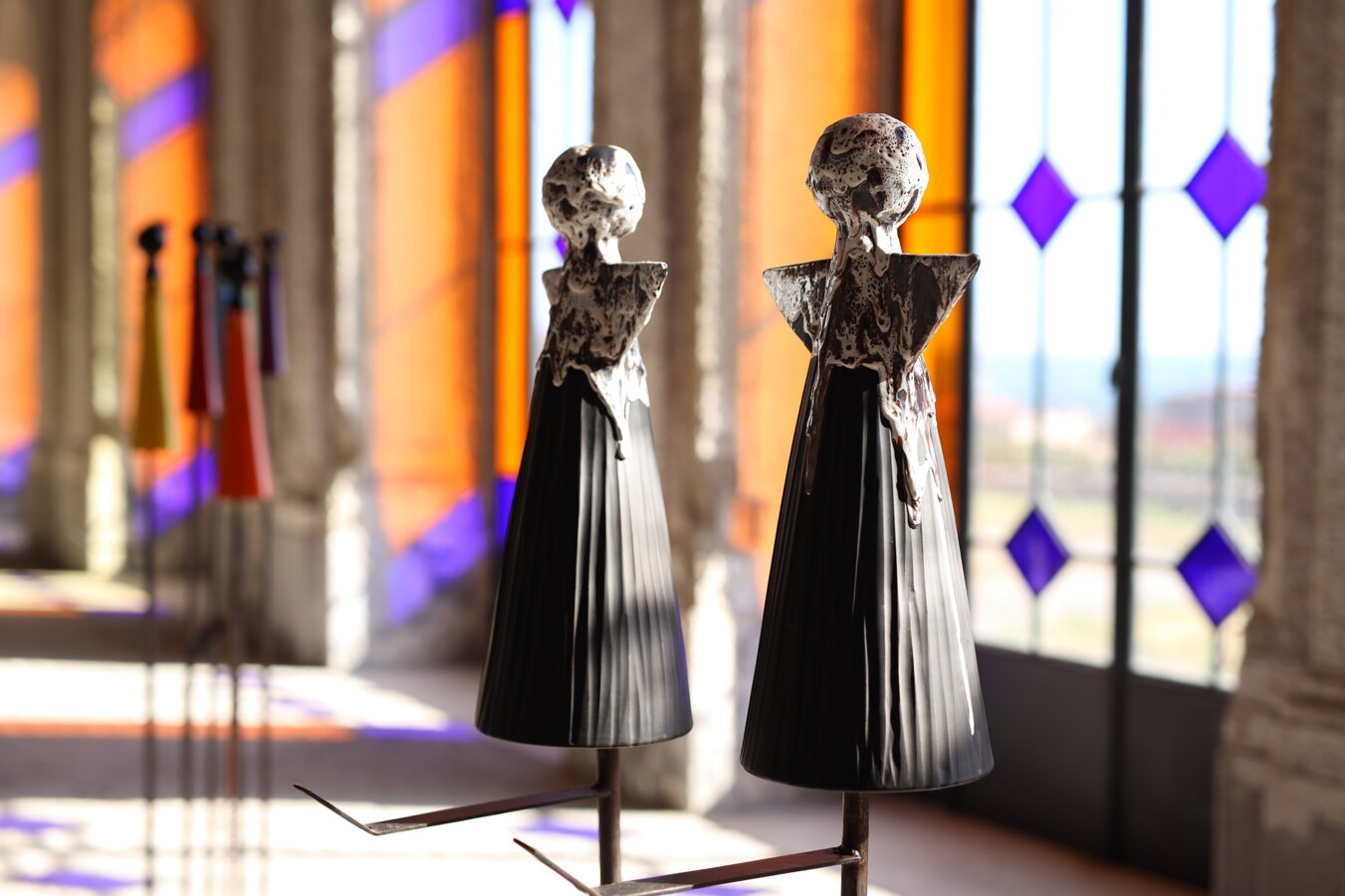 eyJmciI6IlN0YXR1ZXMgc2N1bHB0dXJhbGVzIGNvbnRlbXBvcmFpbmVzIGVuIGFyZ2lsZSBhdmVjIHZpdHJhdXggY29sb3ImI3hFOTtzIGVuIGFycmkmI3hFODtyZS1wbGFuIn0=