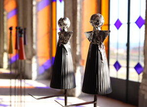 eyJmciI6IlNjdWxwdHVyZXMgYXJ0aXN0aXF1ZXMgZW4gYyYjeEU5O3JhbWlxdWUgZGFucyB1biBhdGVsaWVyIGF2ZWMgbHVtaSYjeEU4O3JlIGNvbG9yJiN4RTk7ZS4ifQ==