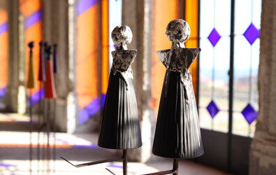 eyJmciI6IlNjdWxwdHVyZXMgZW4gYXJnaWxlIGRhbnMgdW4gYXRlbGllciBkJiN4Mjc7YXJ0IGF2ZWMgZGVzIHZpdHJhdXggY29sb3ImI3hFOTtzIGVuIGFycmkmI3hFODtyZS1wbGFuIn0=