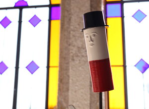 eyJmciI6IlNjdWxwdHVyZSBtb2Rlcm5lIGVuIGFyZ2lsZSByZXByJiN4RTk7c2VudGFudCB1biBwZXJzb25uYWdlIGF2ZWMgdW4gY2hhcGVhdSBkZXZhbnQgdW4gdml0cmFpbCBjb2xvciYjeEU5OyJ9