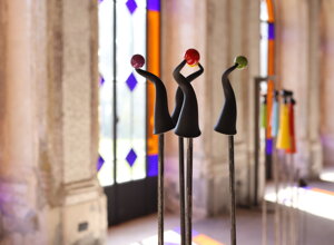 eyJmciI6IlNjdWxwdHVyZXMgbW9kZXJuZXMgYXZlYyBzcGgmI3hFODtyZXMgY29sb3ImI3hFOTtlcyBkYW5zIHVuIGImI3hFMjt0aW1lbnQgYXZlYyB2aXRyYXV4In0=