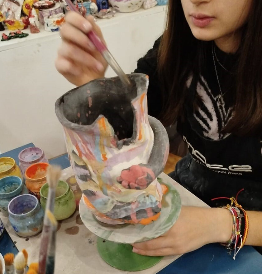 eyJmciI6IkpldW5lIGZpbGxlIHBlaWduYW50IHVuZSBwb3RlcmllIGNvbG9yJiN4RTk7ZSwgcG90cyBkZSBwZWludHVyZSAmI3hFMDsgc2VzIGMmI3hGNDt0JiN4RTk7cy4ifQ==