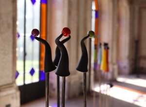 eyJmciI6IlNjdWxwdHVyZXMgbW9kZXJuZXMgYXZlYyBkZXMgc3BoJiN4RTg7cmVzIGNvbG9yJiN4RTk7ZXMgZW4gYXJyaSYjeEU4O3JlLXBsYW4gZGUgdml0cmF1eCJ9