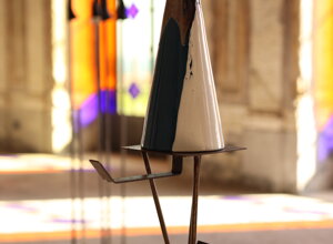 eyJmciI6IlNjdWxwdHVyZSBtb2Rlcm5lIGVuIGMmI3hFOTtyYW1pcXVlIGRhbnMgdW4gYXRlbGllciAmI3hFOTtjbGFpciYjeEU5OyBwYXIgZGVzIHZpdHJhdXggY29sb3ImI3hFOTtzLiJ9