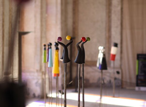 eyJmciI6IlNjdWxwdHVyZXMgbW9kZXJuZXMgZGFucyB1biBhdGVsaWVyLCBvYmpldHMgZGUgZCYjeEU5O2NvcmF0aW9uIGFydGlzdGlxdWVzLiJ9