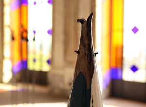 eyJmciI6IlNjdWxwdHVyZSBtb2Rlcm5lIGRhbnMgdW4gYXRlbGllciBhcmdpbGUgYXZlYyB2aXRyYXV4IGNvbG9yJiN4RTk7cyBlbiBhcnJpJiN4RTg7cmUtcGxhbiJ9